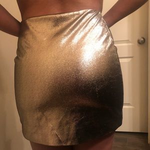 Gold, gold, gold mini skirt! ✨✨